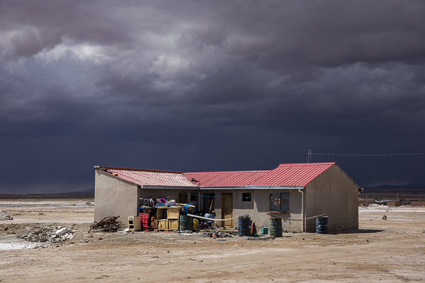 house salar de uyuni thunderstorm